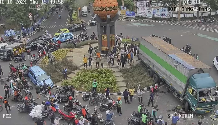 Viral Video Detik-detik Truk Kontainer Hantam Pengendara di Cipondoh Tangerang! Bukan Sopir Asli yang Kendarai?
