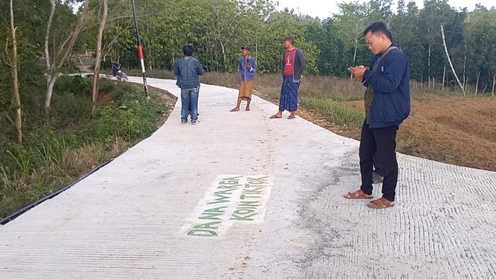 Viral Jalan Desa di Sampang Dibangun Pakai Dana Warga dan Koin TikTok